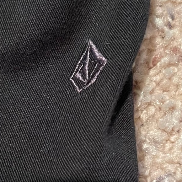 BOYS VOLCOM SHORTS - Picture 3 of 4
